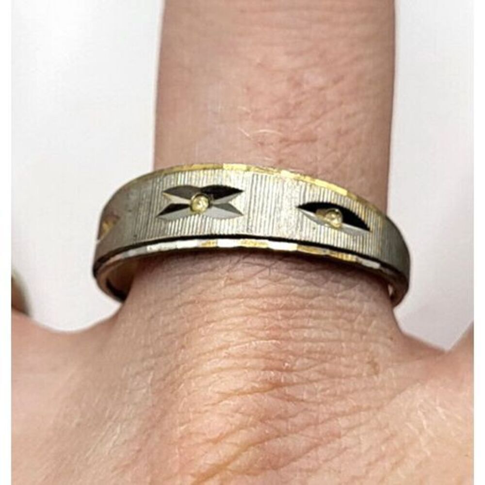 14kt Gold Fill With Diamond etching and Three Tiny Diamonds sz 11